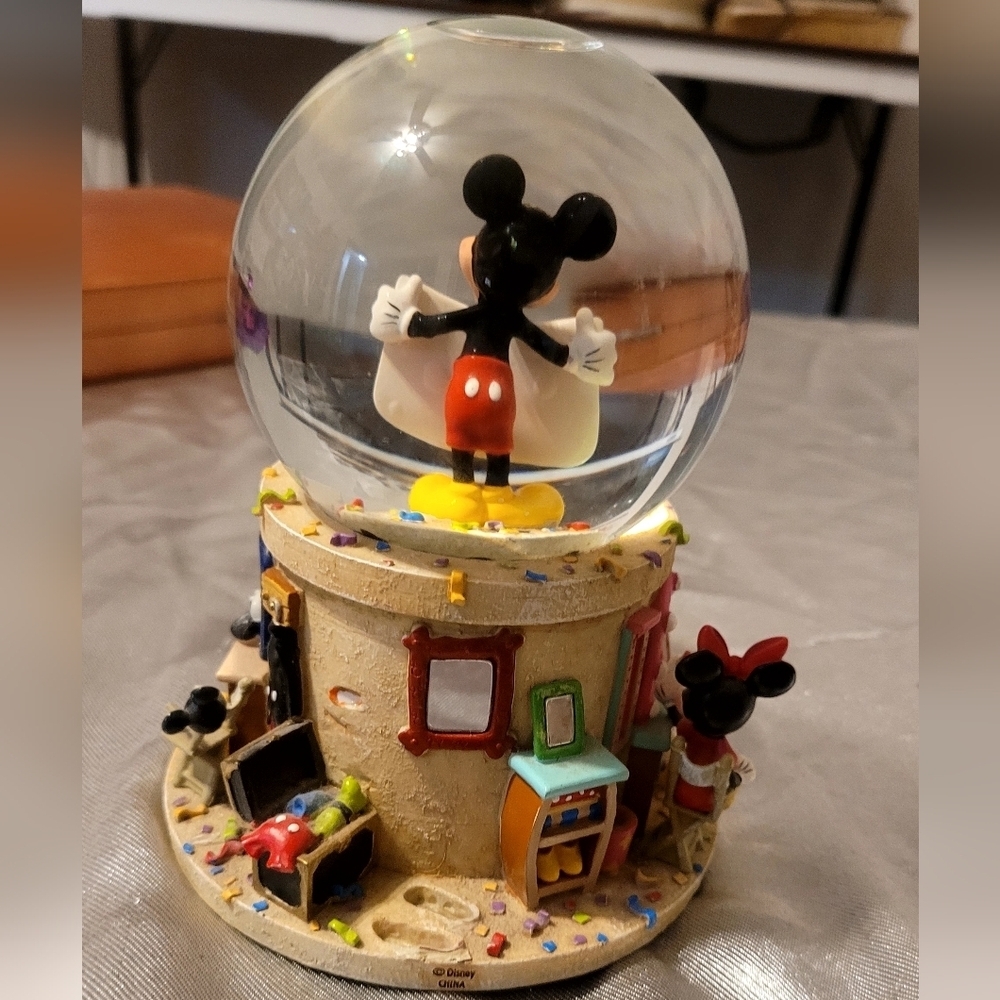 2002 Disney "Ears to You" musical snow globe featuring Mickey Mouse and friends. - Picture 10 of 12
